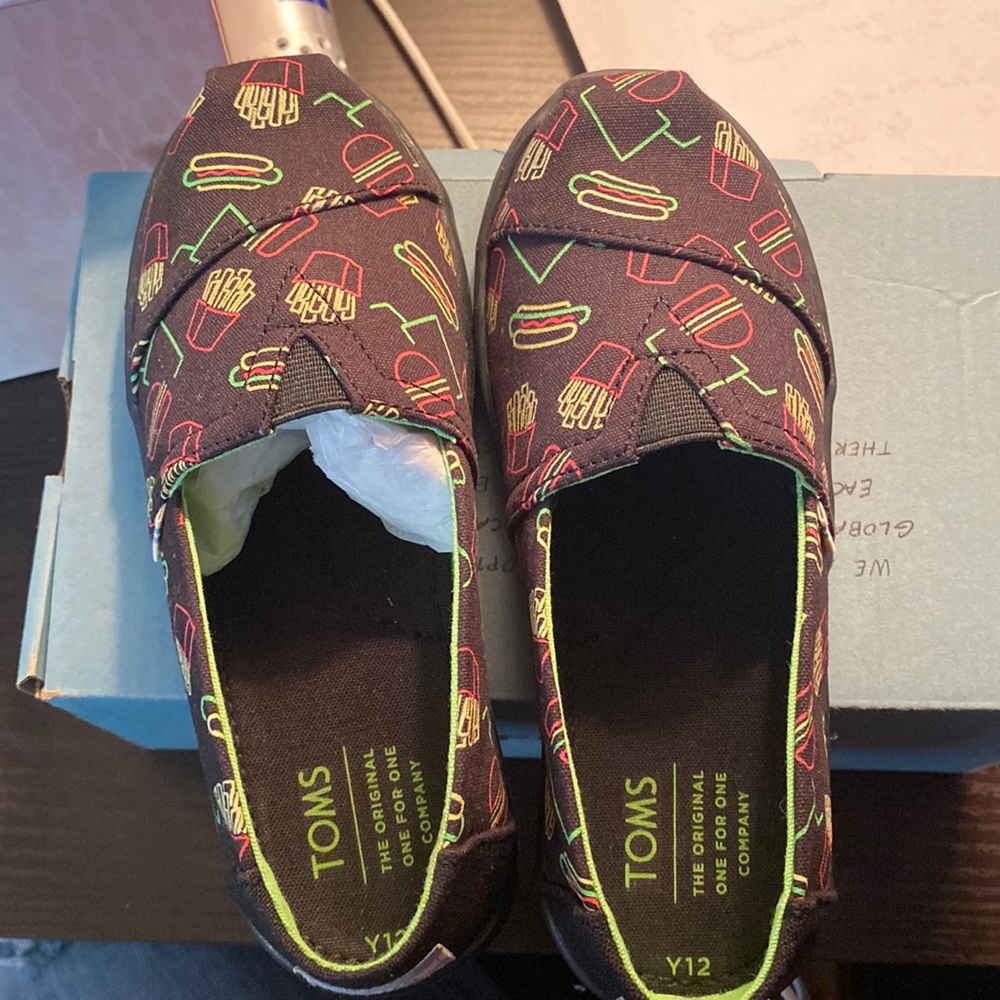 Black Late Night Snacks Print/Glow in the dark Youth Shoe